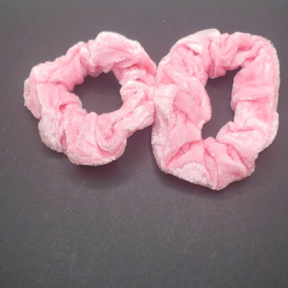 𝅺pink velvet scrunchies